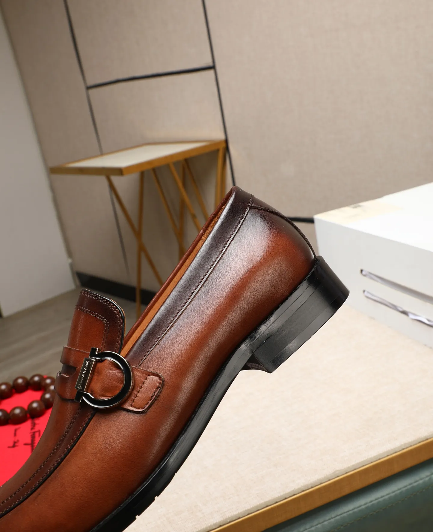 Men's shoes 💰560 📛📛(water-dyed cow lining) Salvatore Ferragamo high-end (Salvatore Ferragamo) is the world's top luxury footwear brand. It comes from the fashion kingdom of Italy. It is famous all over the world for its traditional handmade design and novel styles... 🚶🏻🚶🏻New suit shoes are available simultaneously at the counter. This model is made of pure handmade imported Italian calfskin fabric ➕soft water-dyed cowhide lining Original authentic outsole🌀🌀Size: 38➖44 (45 46 customized)